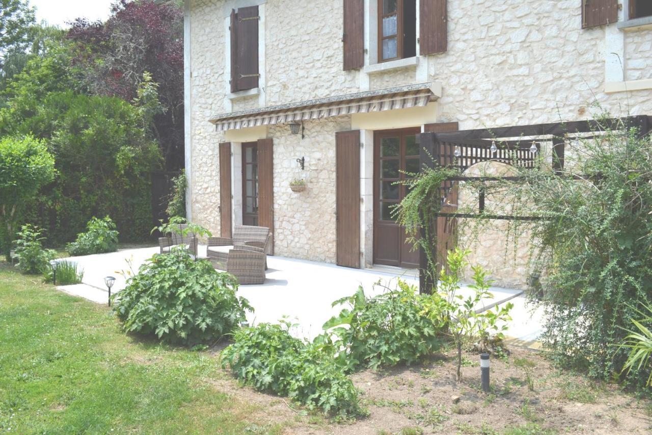 Les Bruyeres B&B Montbron Exterior photo