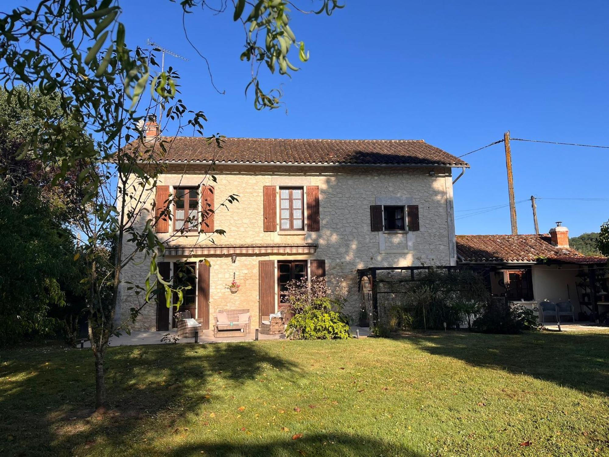 Les Bruyeres B&B Montbron Exterior photo