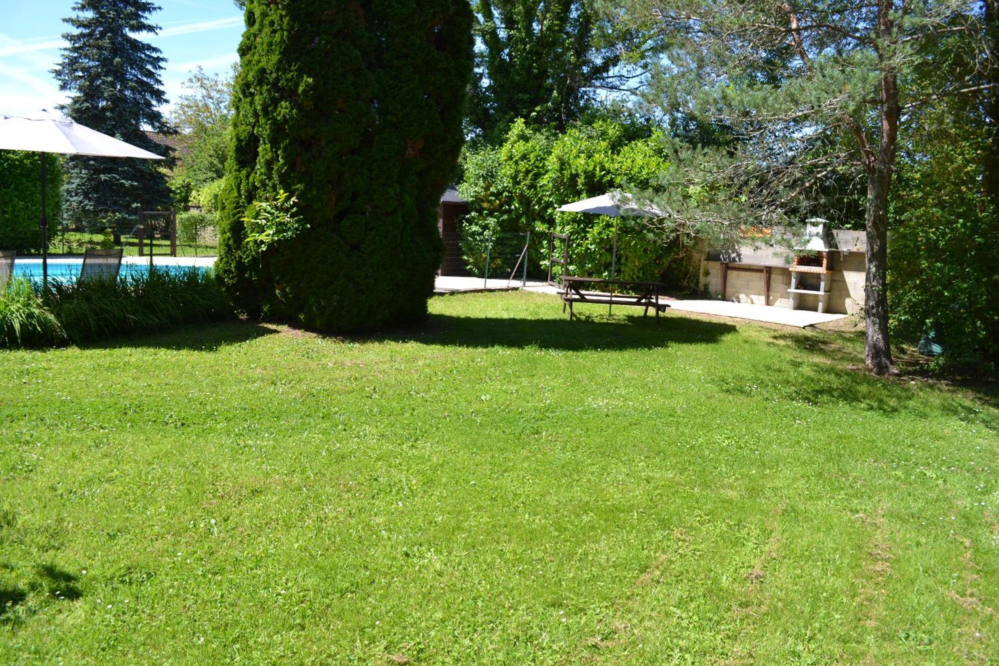 Les Bruyeres B&B Montbron Exterior photo